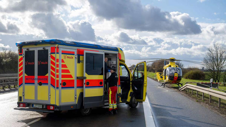 86-jähriger gerät auf Gegenfahrbahn – vier Verletzte auf B308