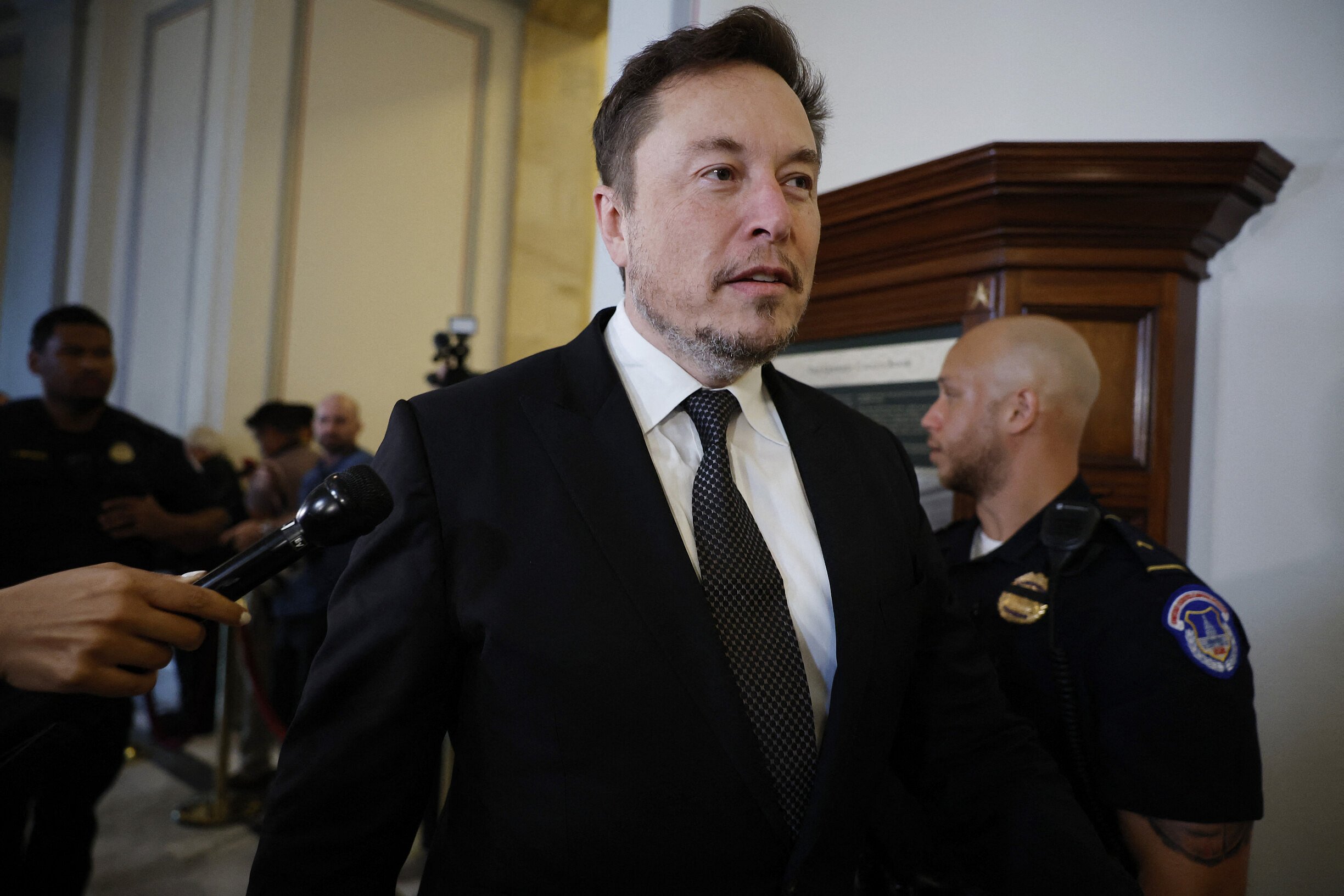 Elon Musk limita rede de satélites Starshield e paralisa drones ...