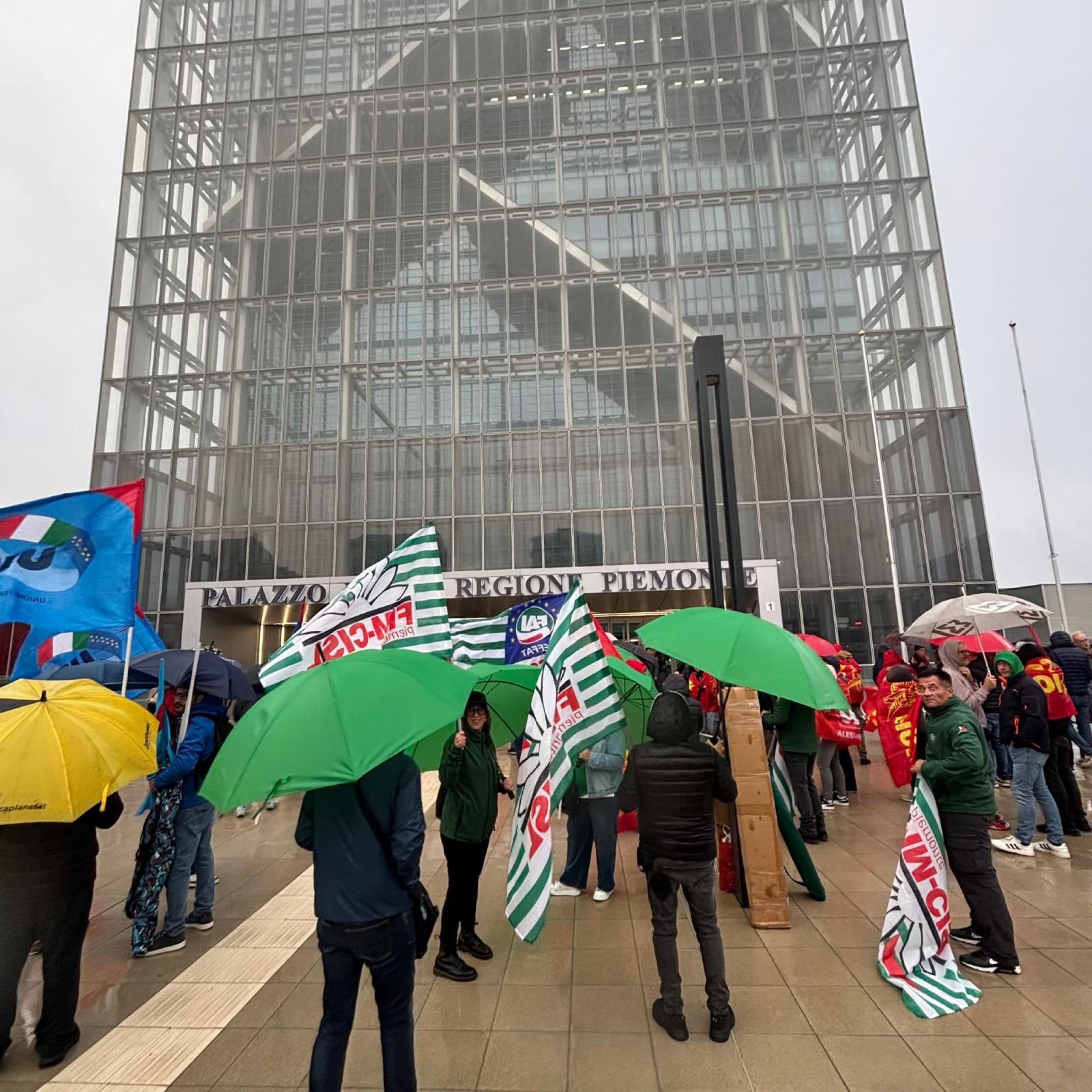 Ex Ilva, presidio a Torino davanti alla sede della Regione Piemonte