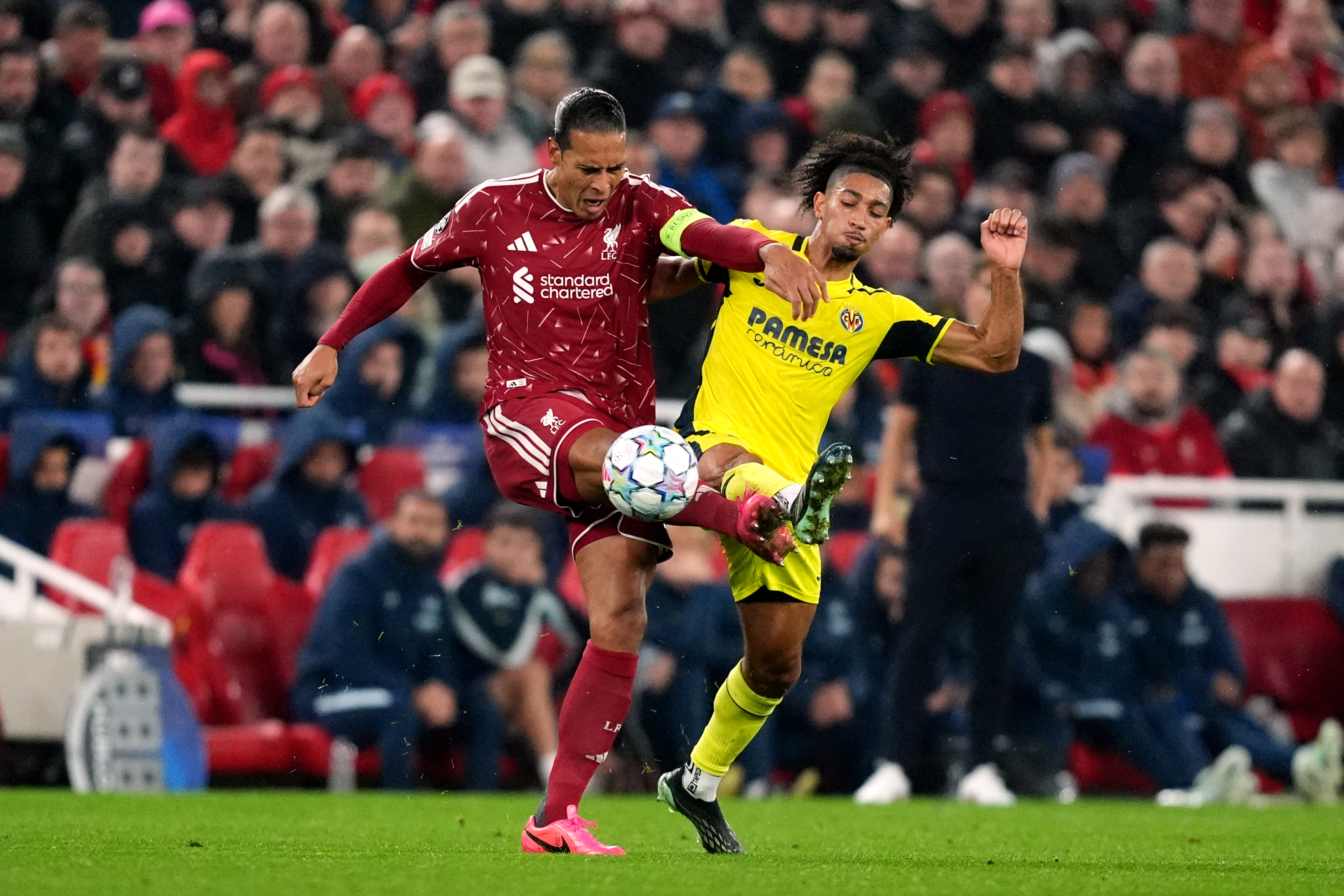 Van Dijk lijkt mentaal vermoeid en ziet er gefrustreerd uit