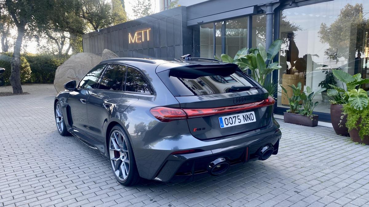 La paradoja del Audi RS 5 Avant híbrido enchufable: etiqueta 0 de la ...