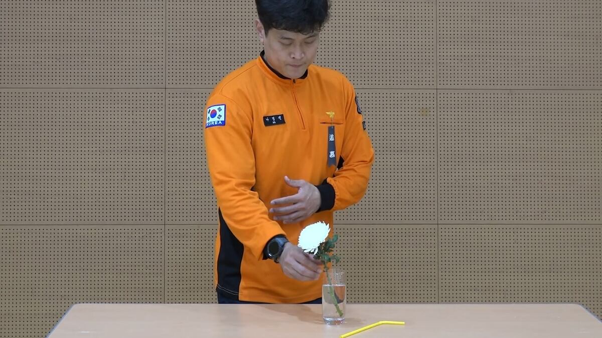 Firefighter replaces straw with chrysanthemum in tribute