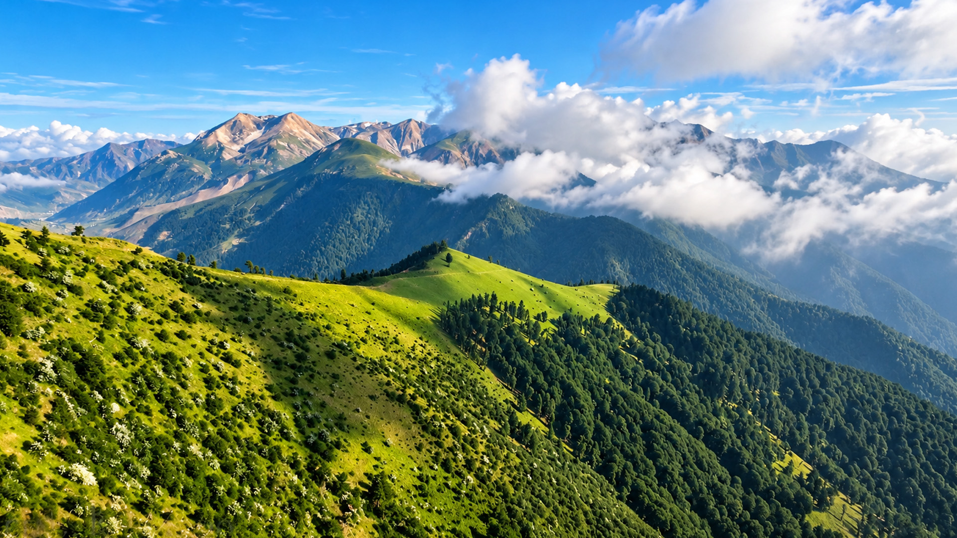 Wolken ziehen zwischen den imposanten Bergen des Iran