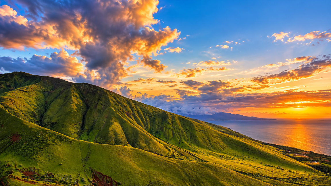 Gouden zonsondergang boven groene bergen en de rustige oceaan