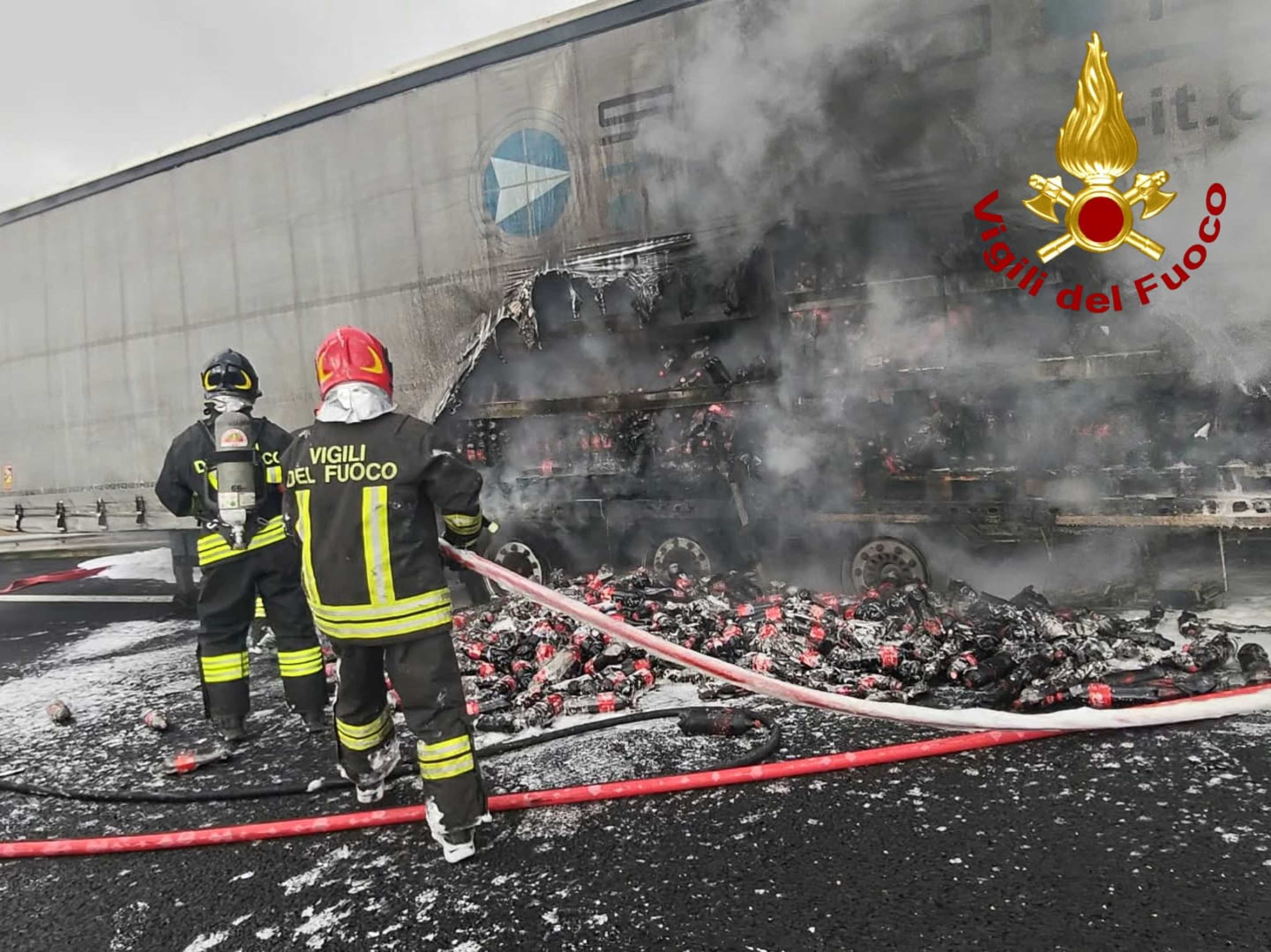 Incendio al rimorchio di un autotreno sull'Autosole tra Chiusi e Orvieto