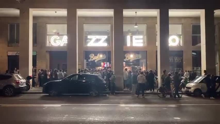 The video of the long line and the crowd in Bologna for the opening of ...