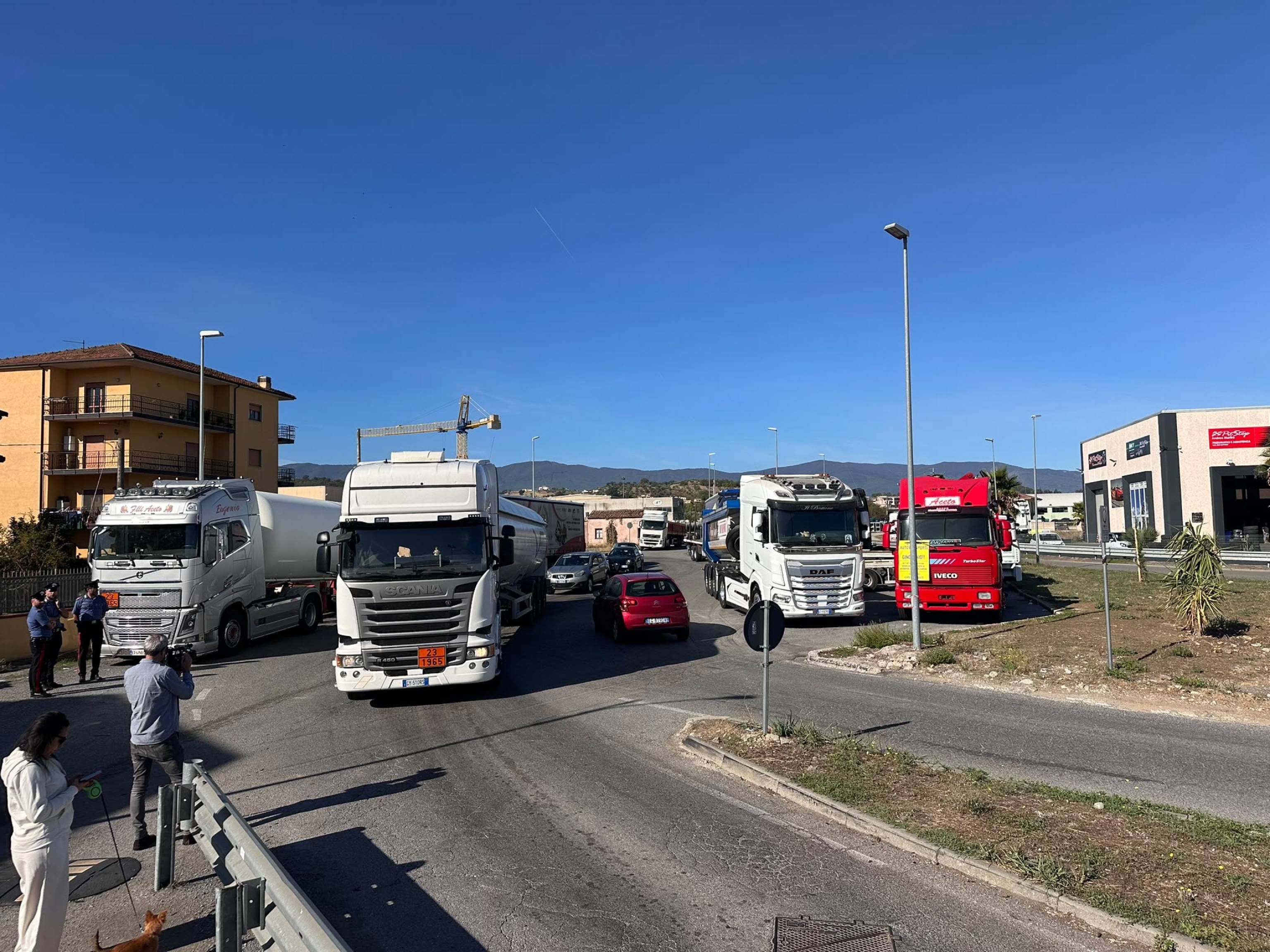 Azienda con 400 dipendenti, domani ci fermiamo se non finisce protesta Tir