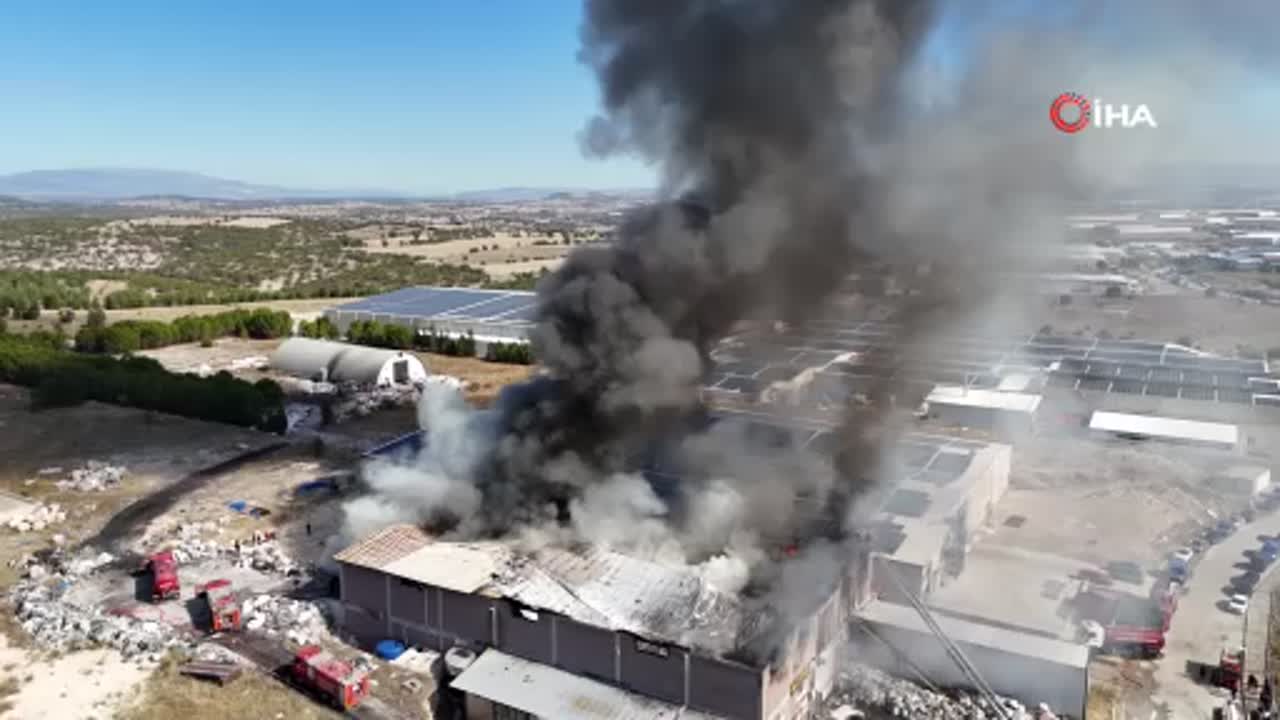 Uşak'ta geri dönüşüm fabrikasındaki yangın söndürüldü, soğutma ...