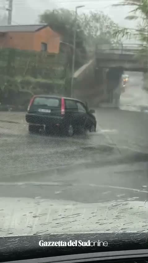 Messina, allagamenti in diverse zone della città: auto resta ...