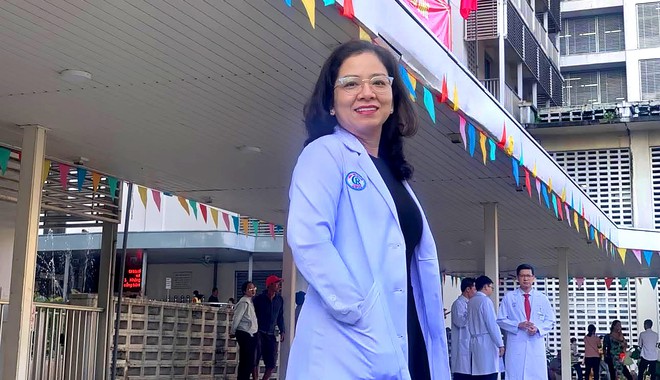 Bác sĩ kể phút cứu hành khách ngưng thở trên máy bay: 'Chạy không kịp mang dép, ép tim trong thế khó'