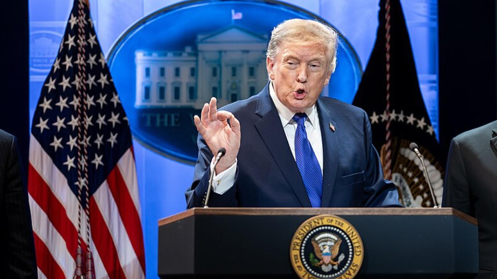 Donald Trump brags about knowing which animal is a giraffe and passing ...