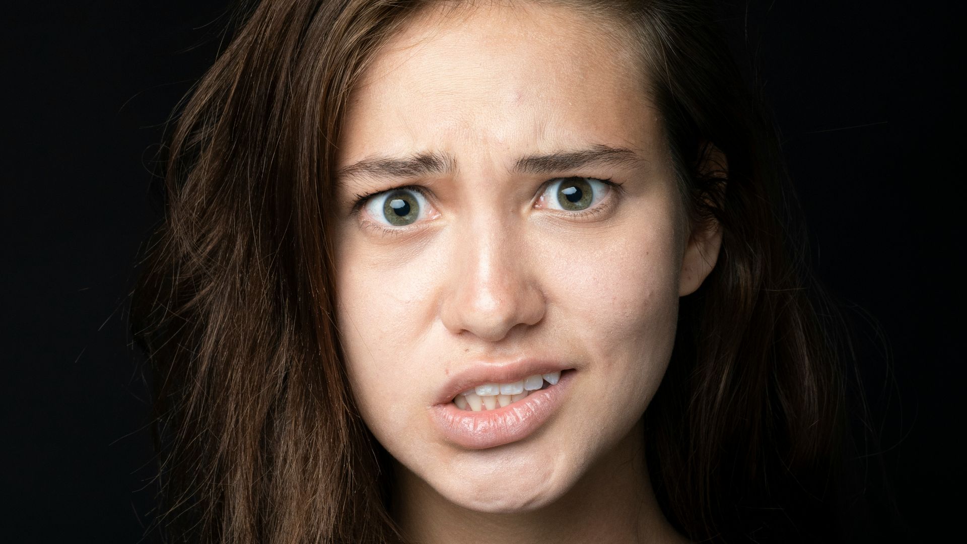 20 micro-expressions that give away what someone's really thinking