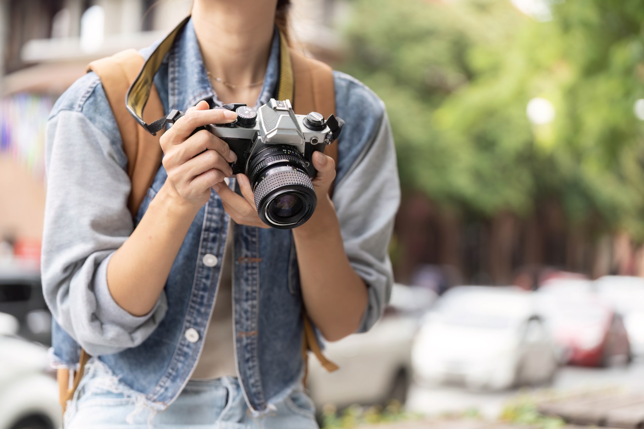 Woman sees random photographer on her lawn. Then she discovers why
