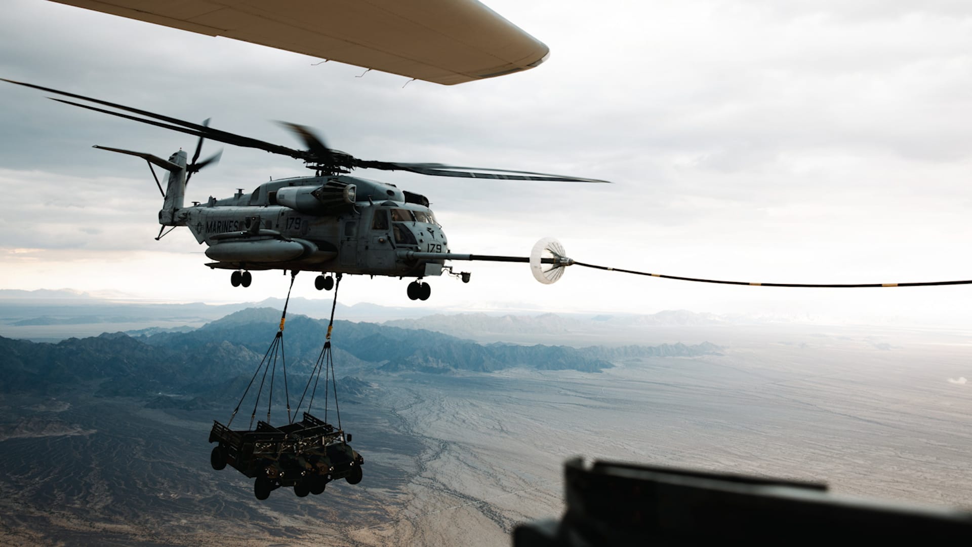 Bemerkenswerte Szenen, als ein Hubschrauber der US Marines in der Luft ...