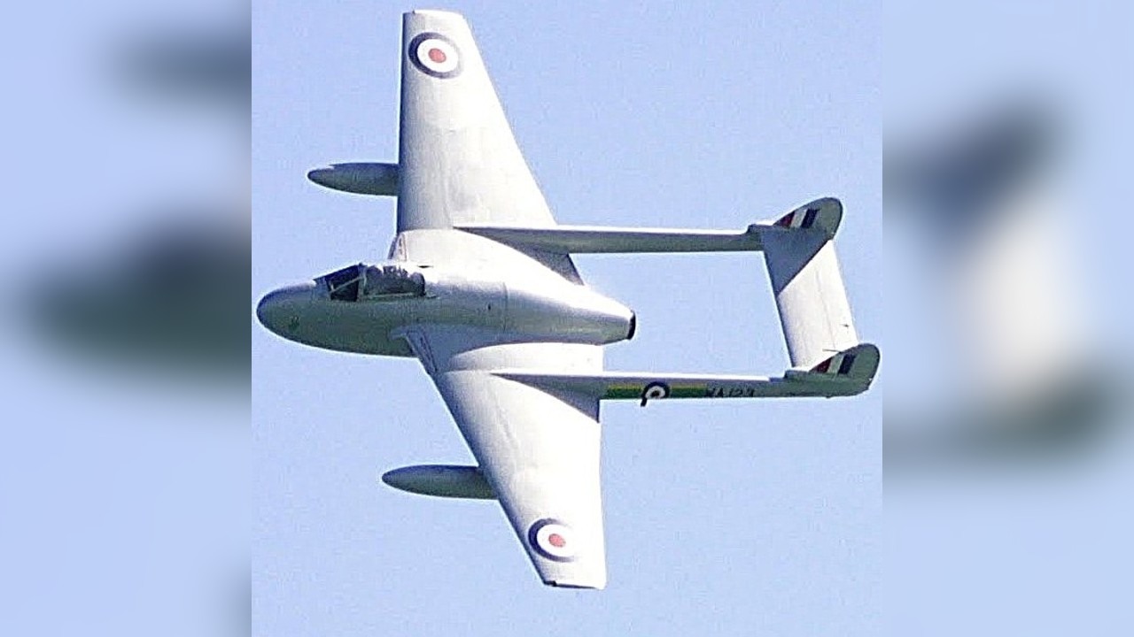 A 1940s vampire fighter jet takes off - its engine still has that ...
