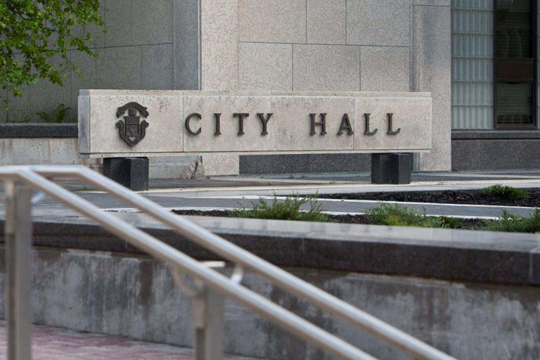 Winnipeg mayoral candidates clash over public safety, transit in 680 ...