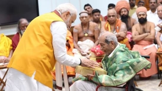 Jeweller who crafted 'Sengol' installed in Parliament dies at 99. PM ...