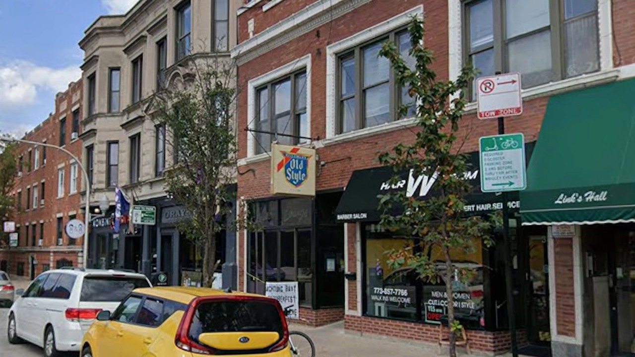 Watch how one Wisconsin brewery took over Chicago's neighborhood bars ...