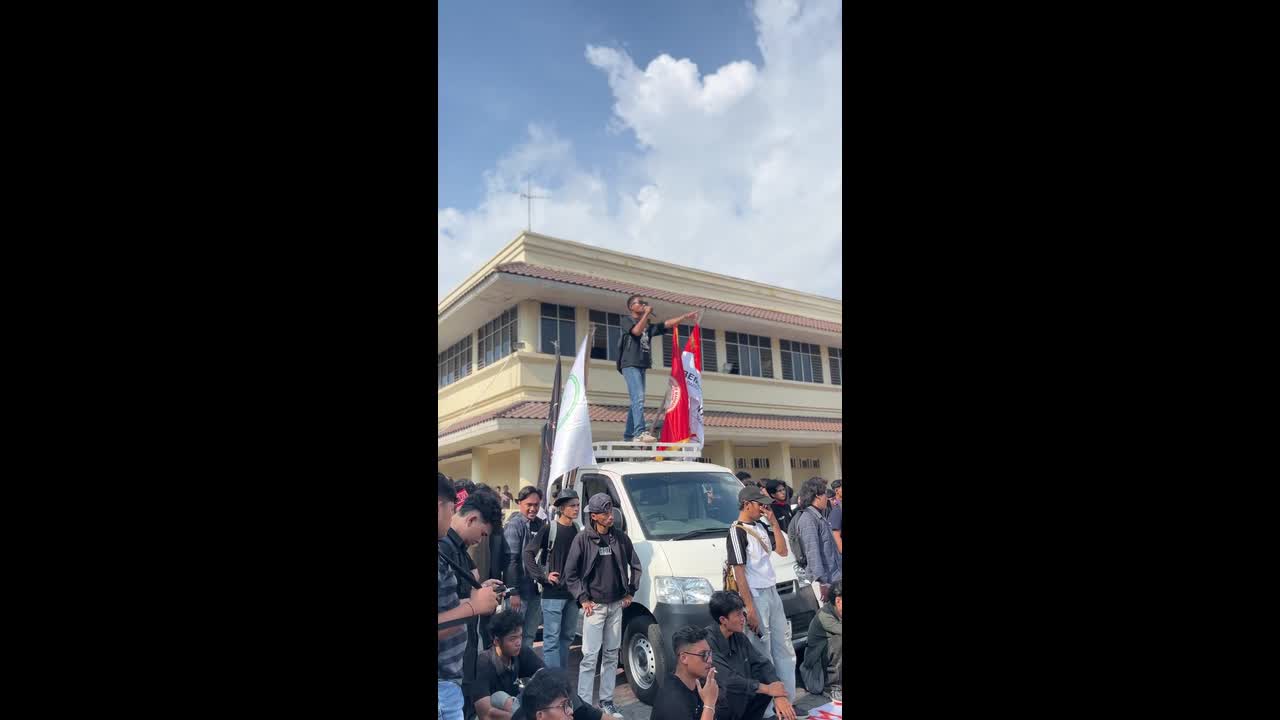 Students force entry into regional parliament building during haze ...