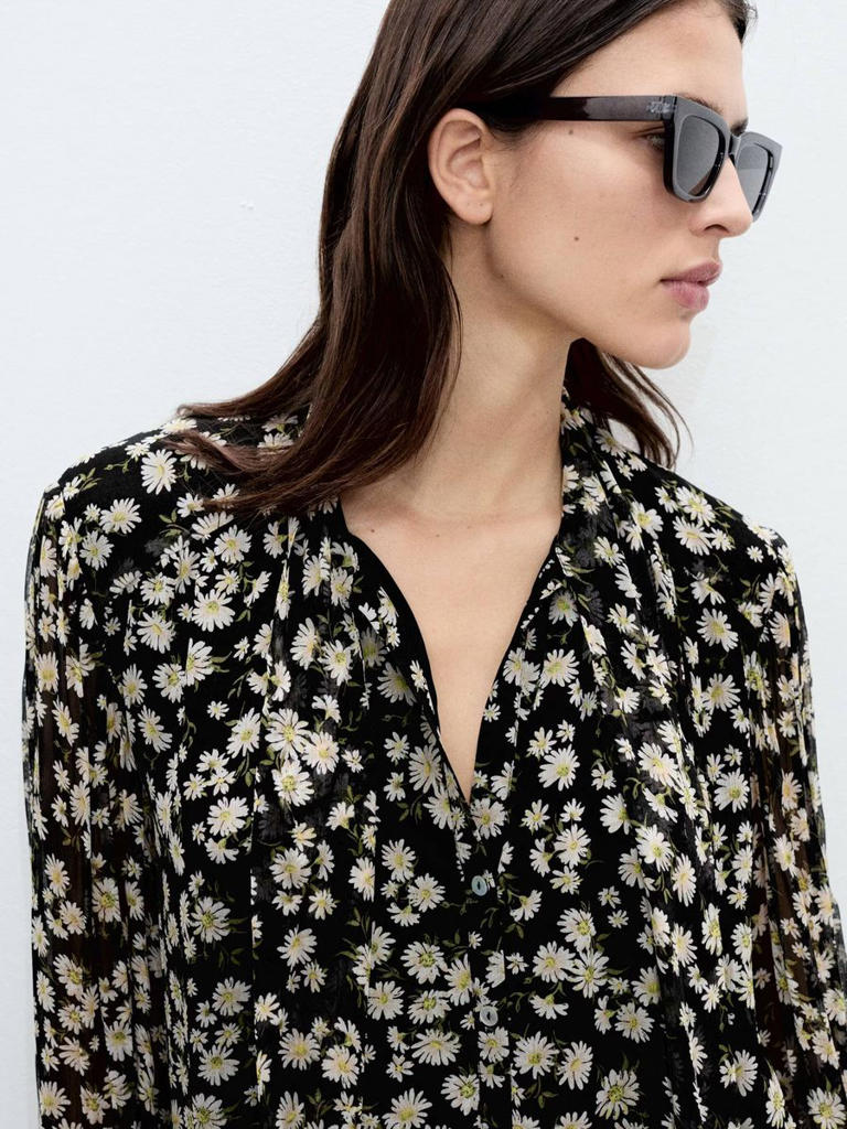 La blusa romántica ideal para este otoño que Mango Outlet liquida por ...