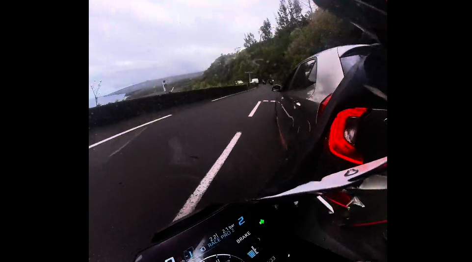 Motorcyclist looks away for three seconds - crashes straight into a ...