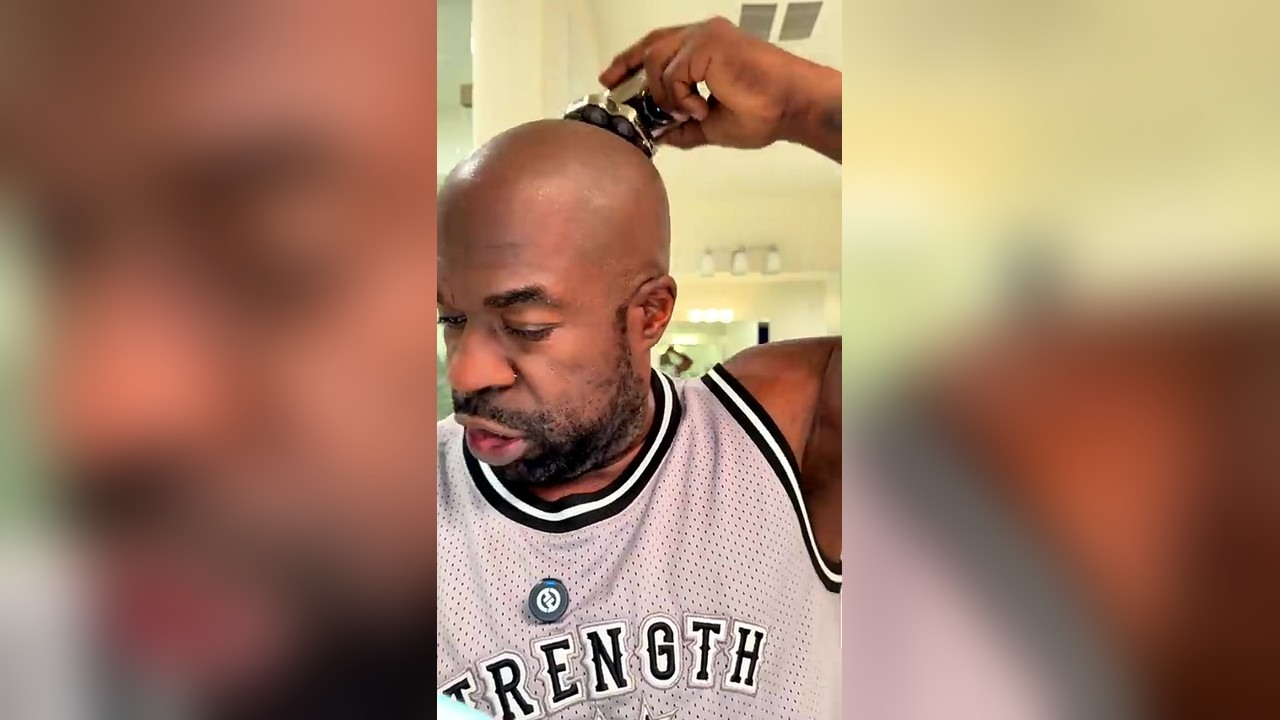 Kali Muscle uses a 5-in-1 head shaver for bald grooming