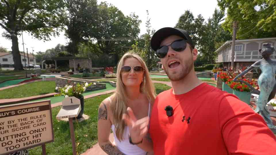 Mini golf course with hidden bonus holes
