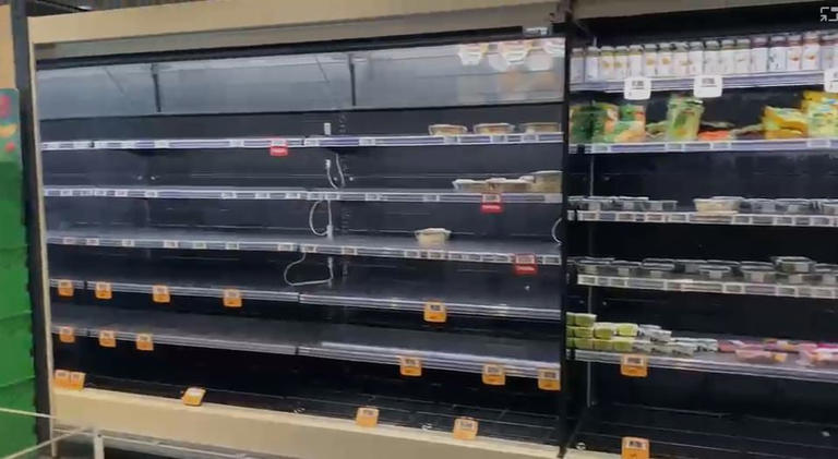 Resta il blocco a Tremestieri, scaffali dei supermercati ancora vuoti a ...