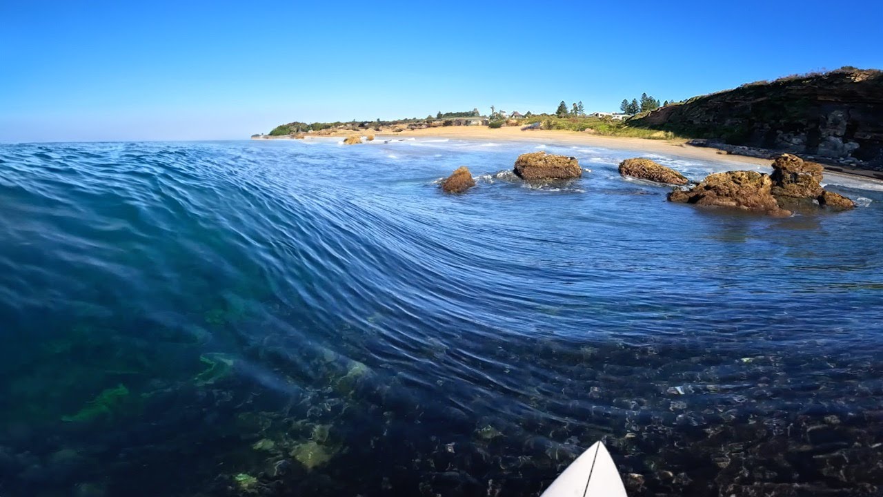 Noz surfs into rocks after current pins him