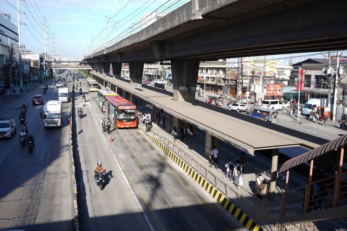 Modernized Monumento busway station opens