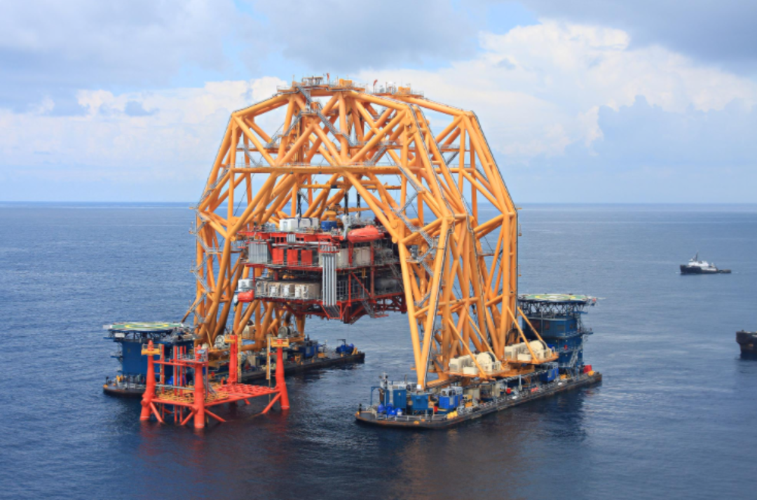 13 photos that shine a light on the oil rig life
