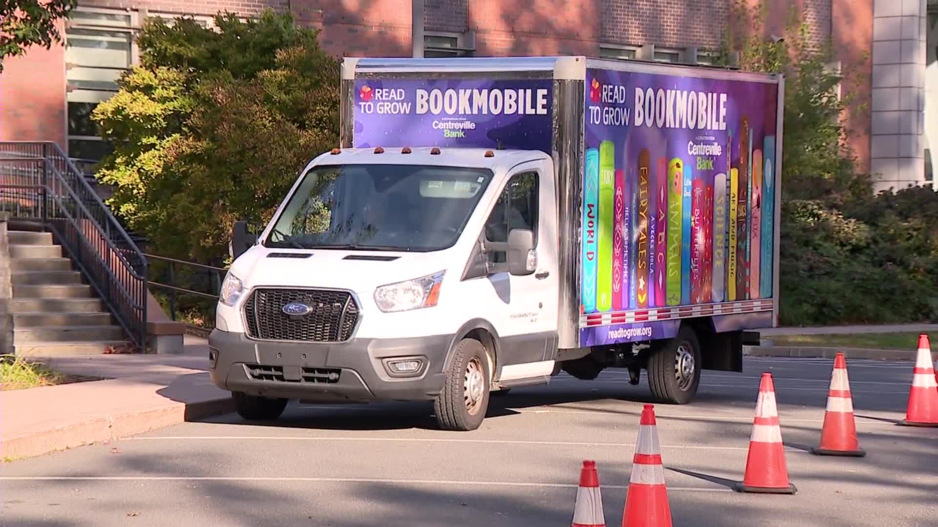 Bookmobile event encourages West Hartford parents to practice English ...