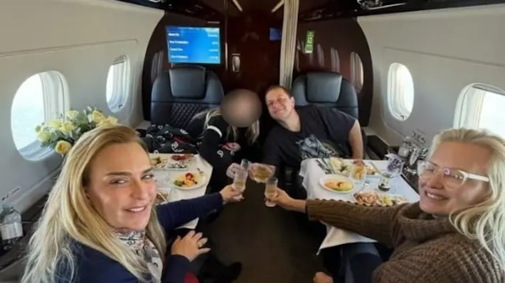 Lulinha, Roberta Luchsinger e amigos em jatinho avaliado em 20 milhões de dólares Foto: Reprodução via Revista Veja