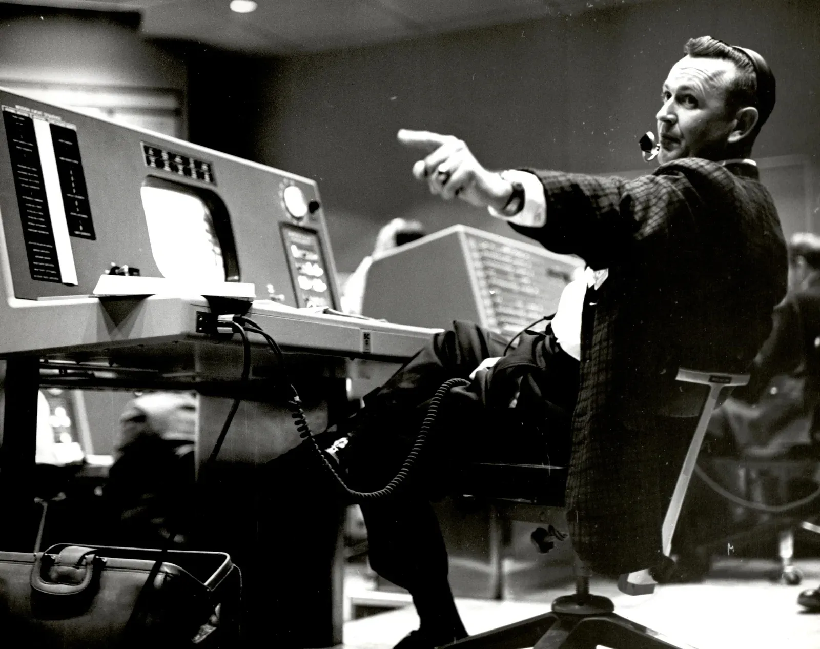 Inside NASA’s mission control: What flight controllers do during a ...