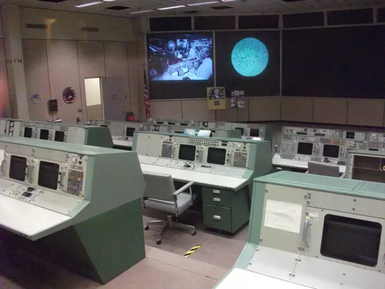 Inside NASA’s mission control: What flight controllers do during a ...