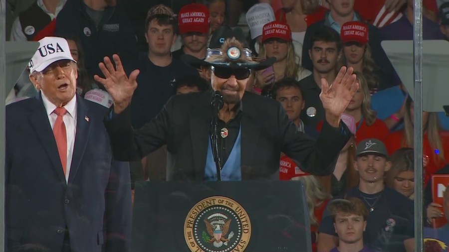 NASCAR legend Richard Petty urges voters at Trump rally