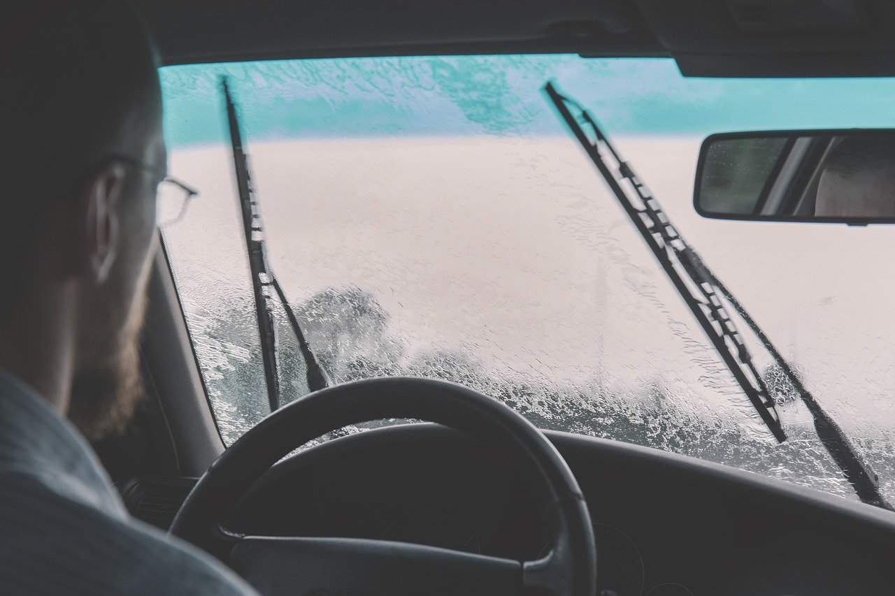 Carro com os limpa-para-brisas levantados? Eis o que isso quer mesmo dizer