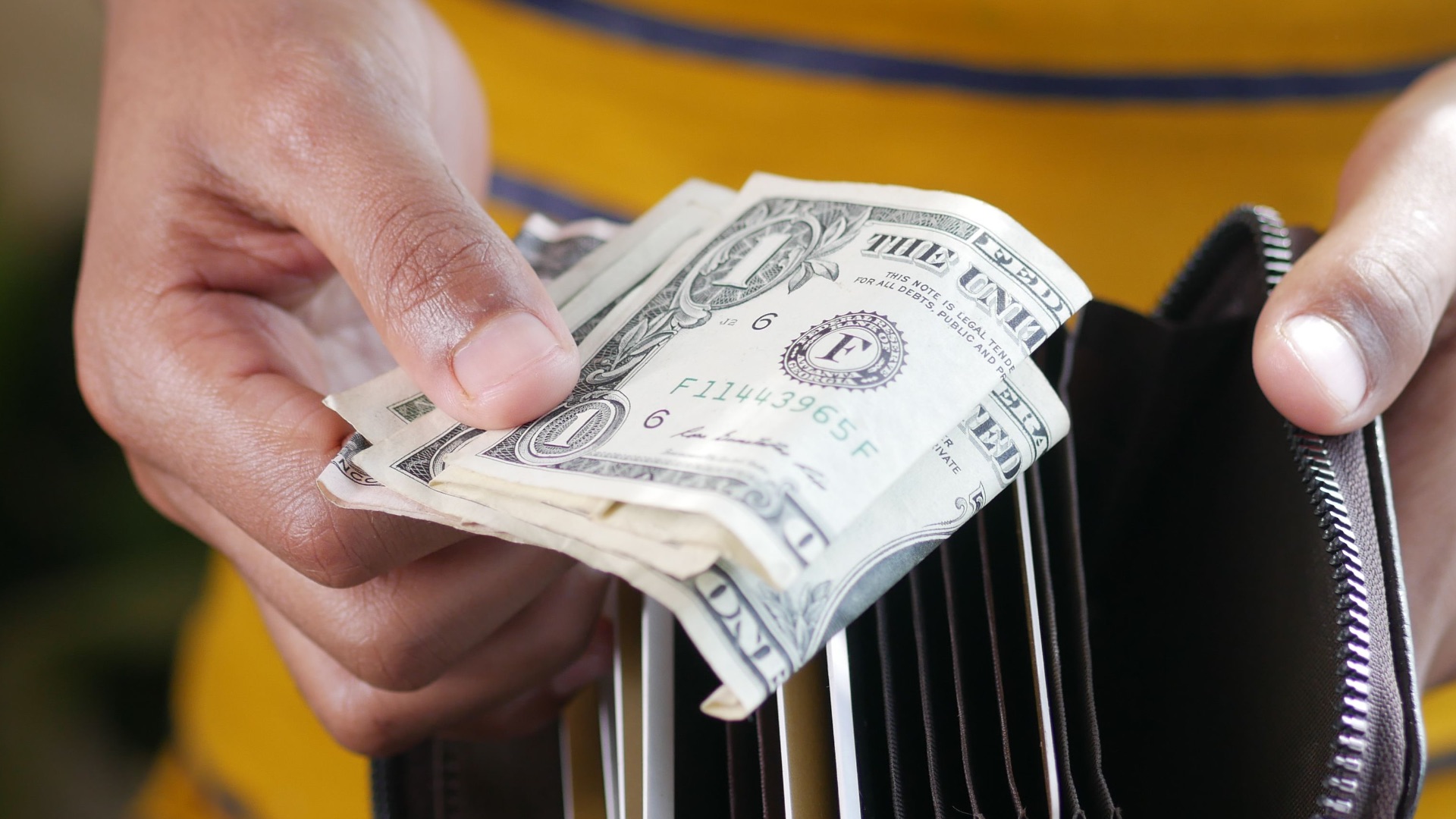 10 rude tipping habits you should never do & 10 that waiters will love ...