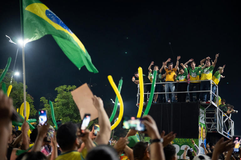 Mobile phone theft shapes Brazil's election battle
