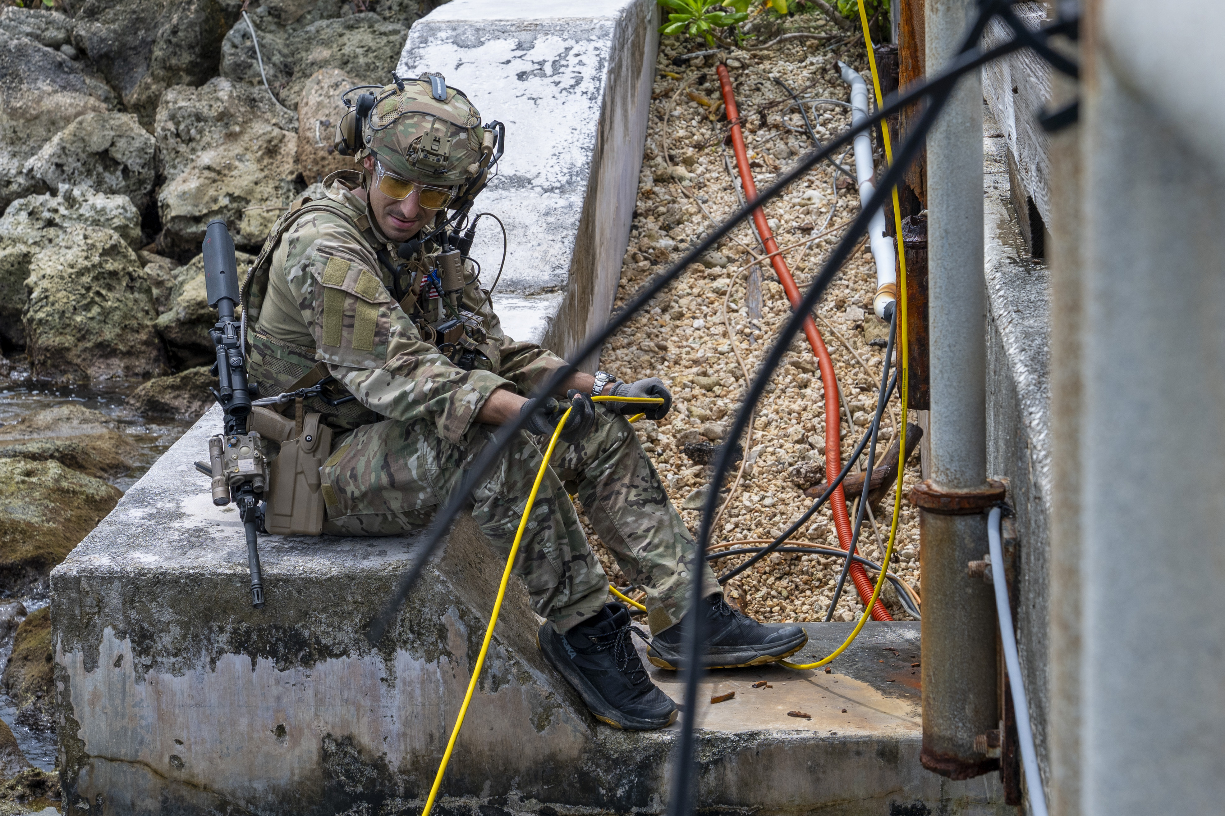 Navy offers explosive ordnance disposal warfare officers up to $100,000 ...