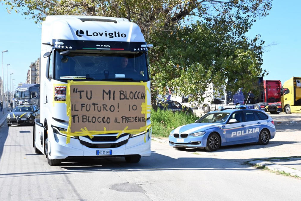 Protesta degli autotrasportatori (Imagoeconomica).