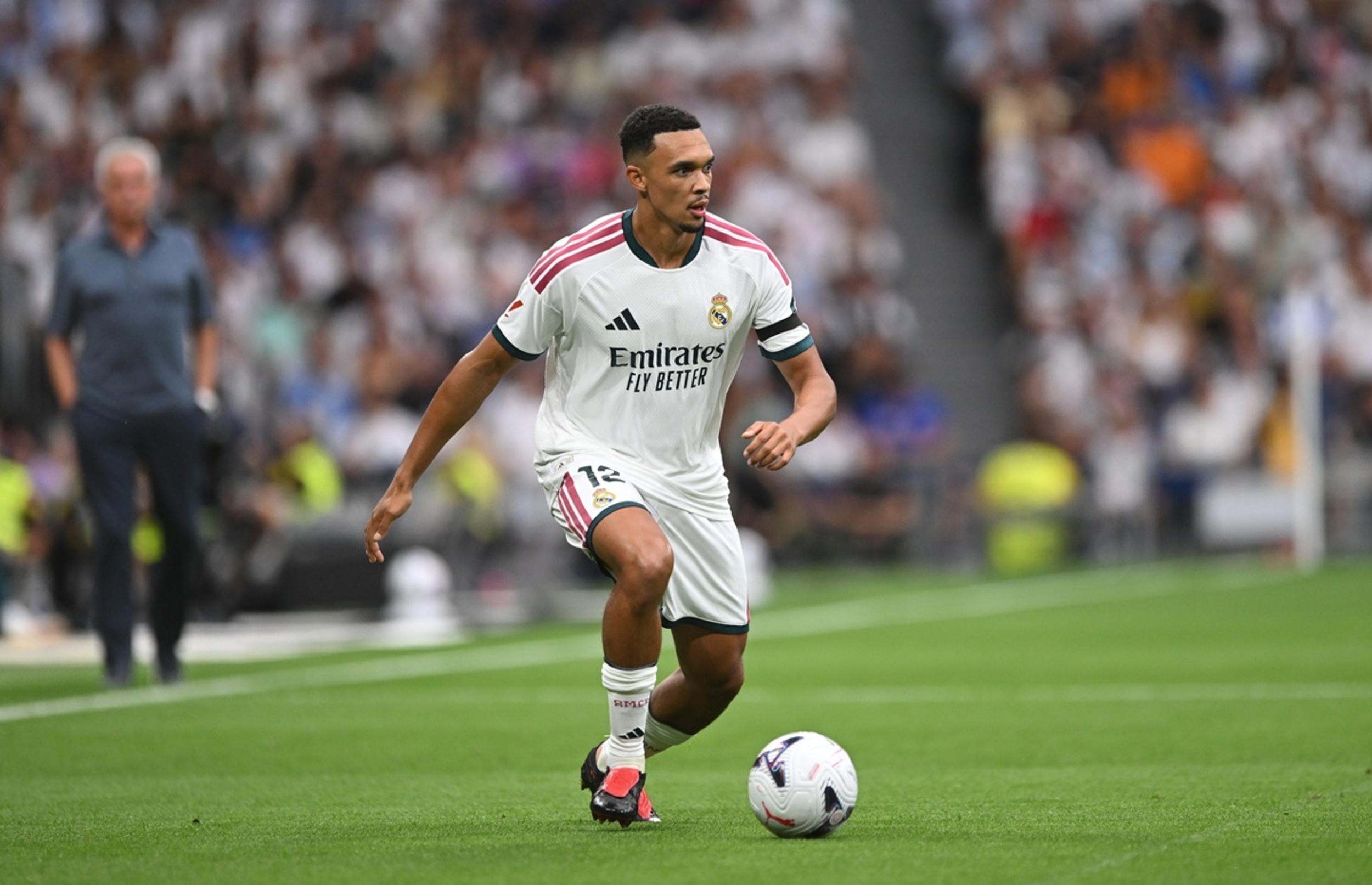 Liverpool tries to beat Arsenal to sign their former player