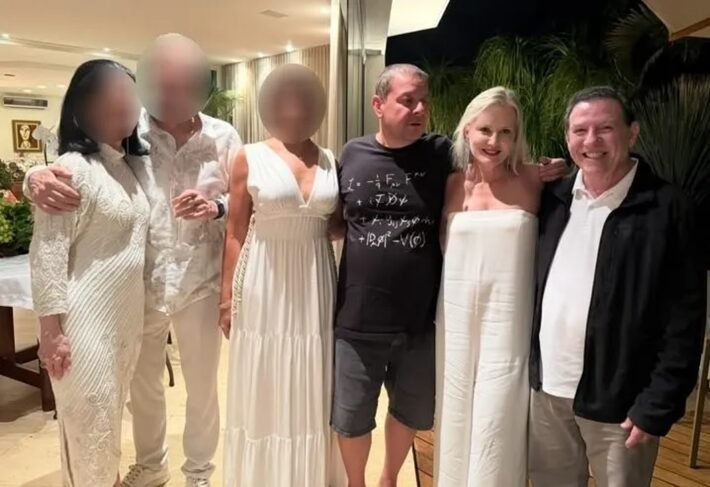 Lulinha durante festa de ano novo em mansão alugada por Roberta Luchsinger. Eles posam ao lado de amigos, entre os quais os assessores de Lula Swedenberger Barbosa e Marco Aurélio Santana, conhecido como Marcola Foto: Reprodução via Veja