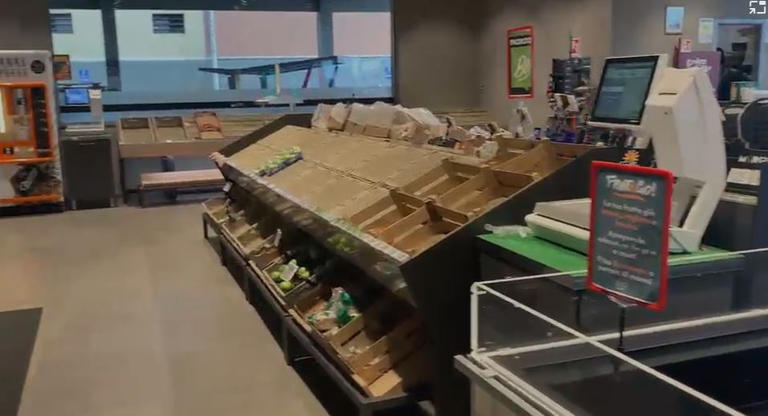 Resta il blocco a Tremestieri, scaffali dei supermercati ancora vuoti a ...