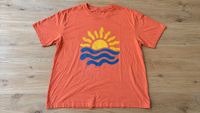 How to turn an old T-shirt into a tote bag with no sewing