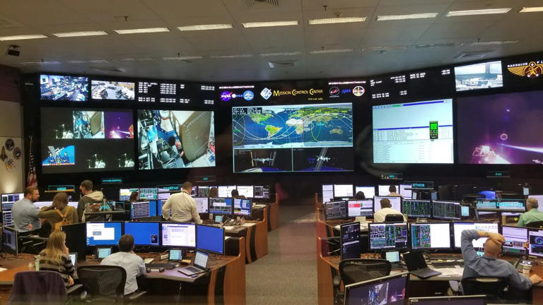 Inside NASA’s mission control: What flight controllers do during a ...
