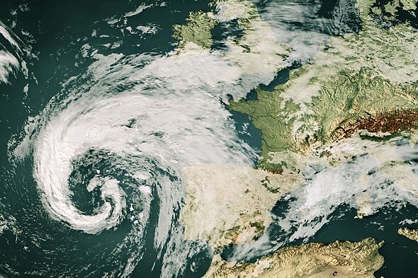 Met Office issues explosive weather bomb warning to UK as Storm Austen ...