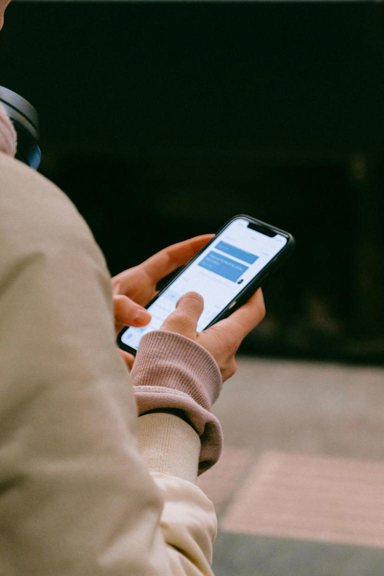 If you always take forever to reply, psychologists say you probably ...
