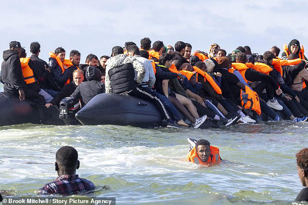 Nearly 4,000 migrants waiting to cross to Britain warns border security ...