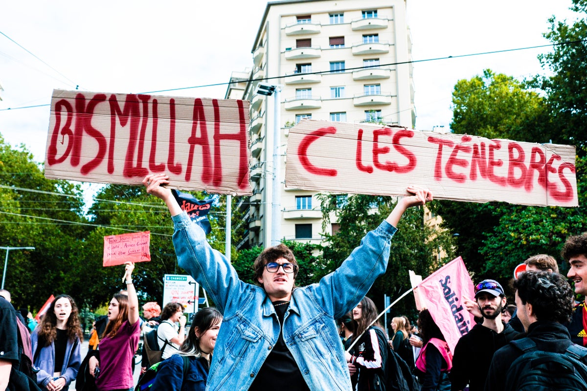 What does French protest slogan ‘Bismillah, c’est les ténèbres’ mean?